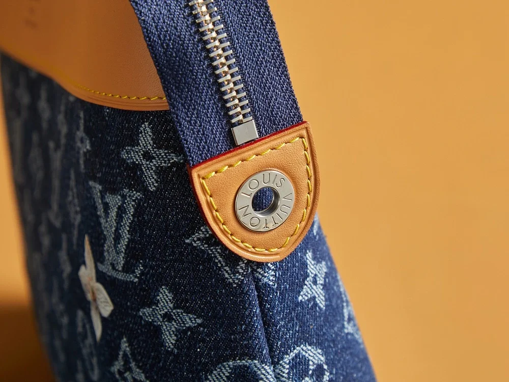 LOUIS VUITTON. dimensions 30